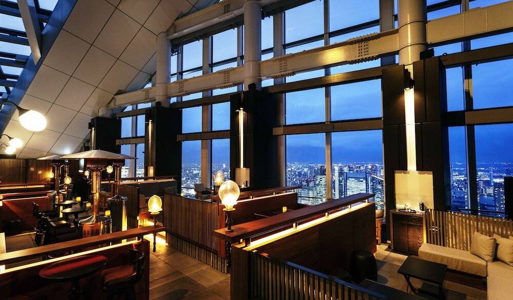 ディナーの後は、
絶景「ルーフトップバー」へ / 1