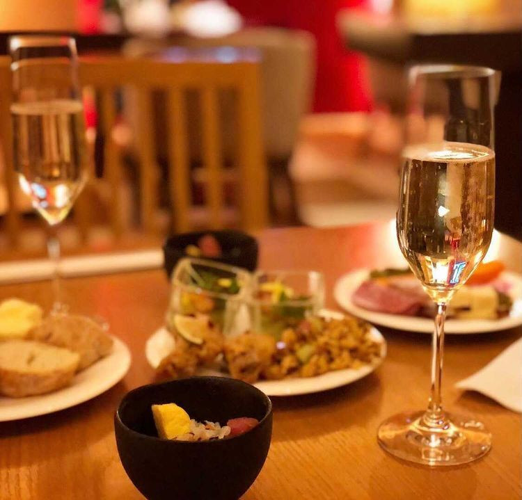 夕食はエグゼクティブラウンジを利用。アルコールも飲み放題で、スパークリングワインや日本酒などをいただきました。