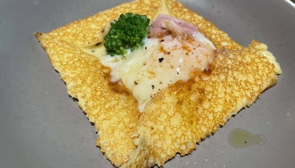 地元食材を味わう朝食
ルームサービスも可 / 2