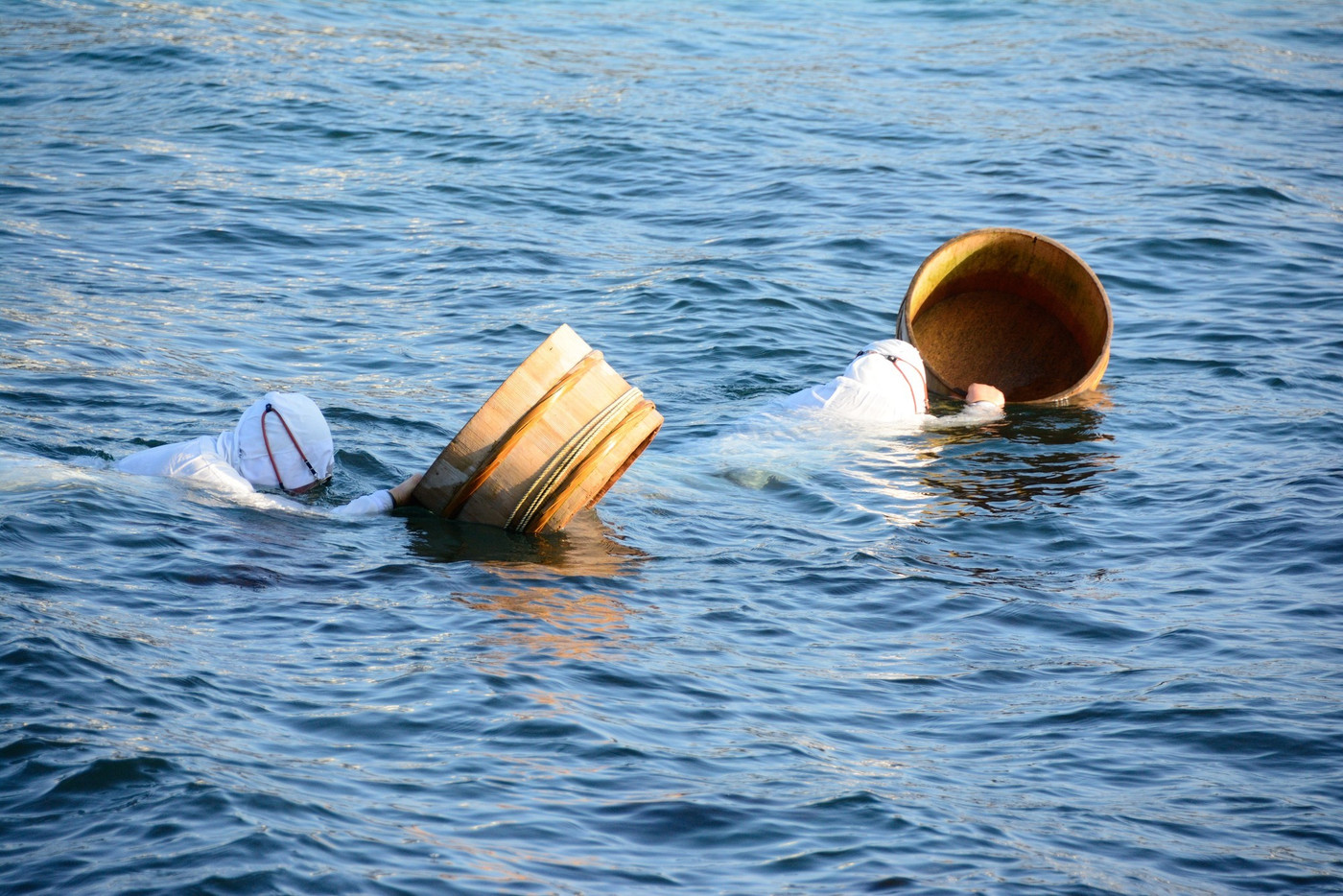 海女さんの潜水作業(2)