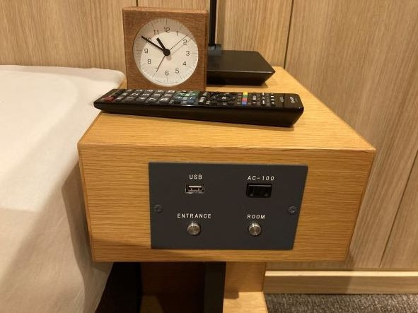 ベッドサイドのUSBや、部屋内に数多いコンセントが便利。