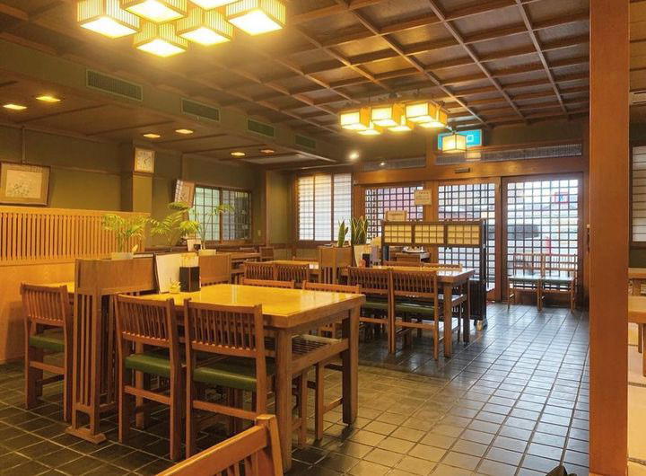 四日市市にある「まるきや」。宿から車で約1時間40分。うどんや蕎麦、丼ものが充実 / 1