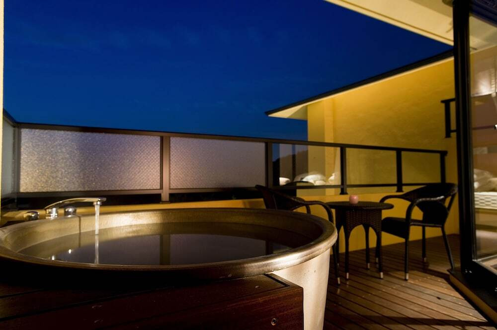 天蓋付きベッドで非日常感を味わう3395409