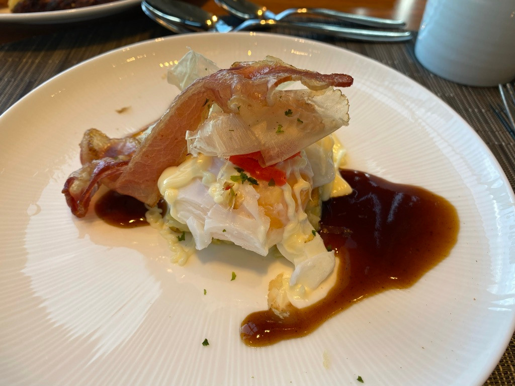 「お好み焼きエッグベネディクト」は、お好み焼き風の生地に、ぷるぷる卵やベーコン、お好み焼きソースやマヨネーズ、鰹節をトッピングした、大阪ならではのホテル特製メニュー / 1