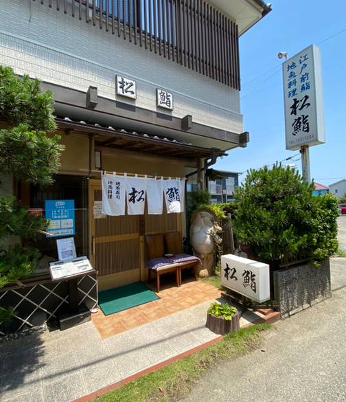 店内はカウンターとテーブル席が / 5