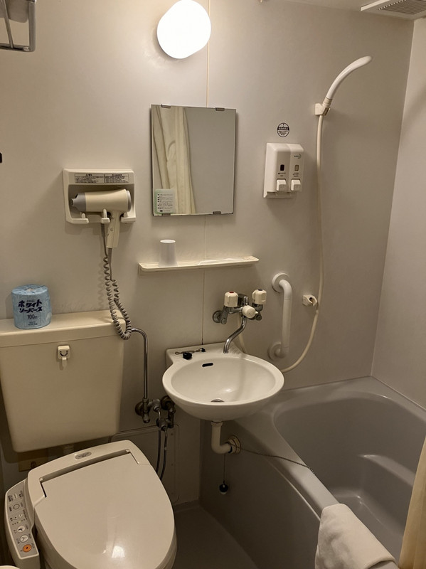 レトロっぽさの残るバスルーム…リニューアルされていて清潔だ