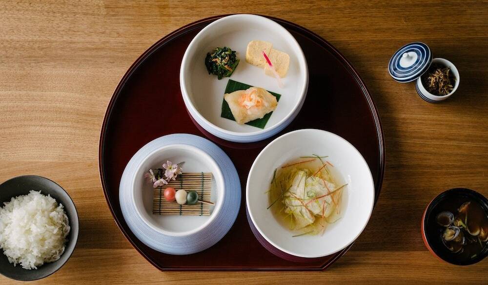 囲炉裏を囲んで
炭火焼きの朝食 / 2