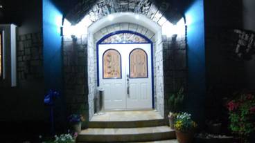 施設の正面 (日没後) / 1