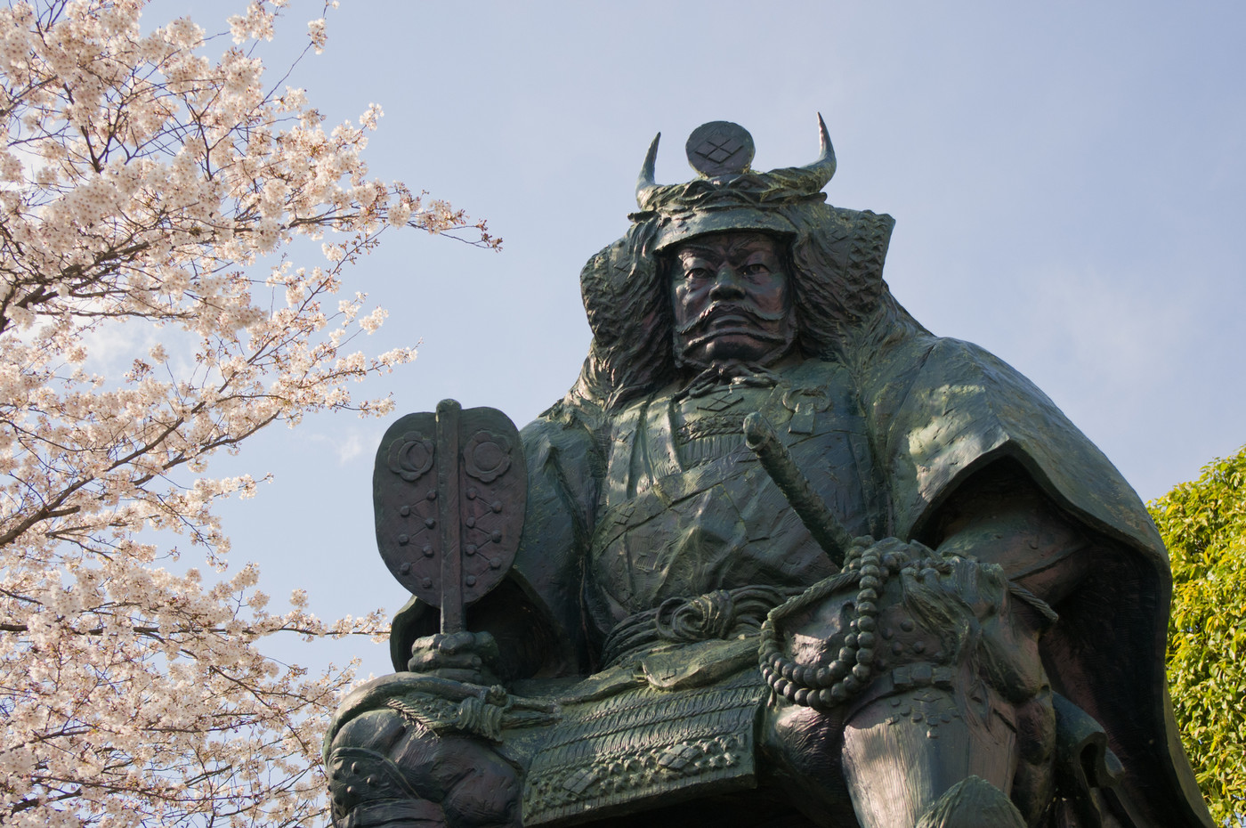 春の武田信玄公像