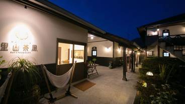 施設の正面 (日没後) / 1