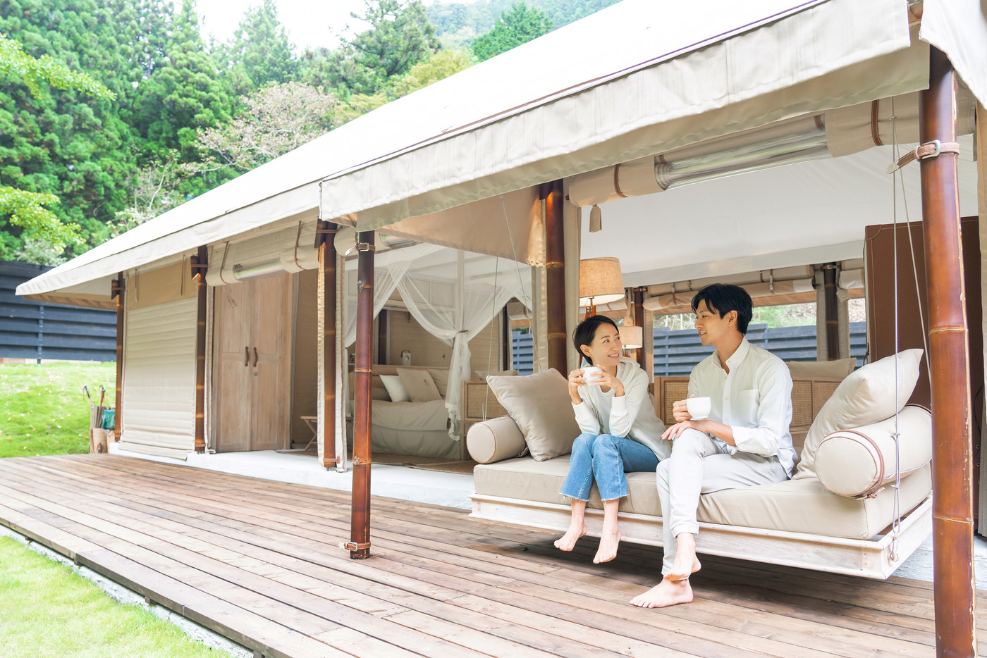 リゾートホテル カップル 旅行 アウトドアイメージ