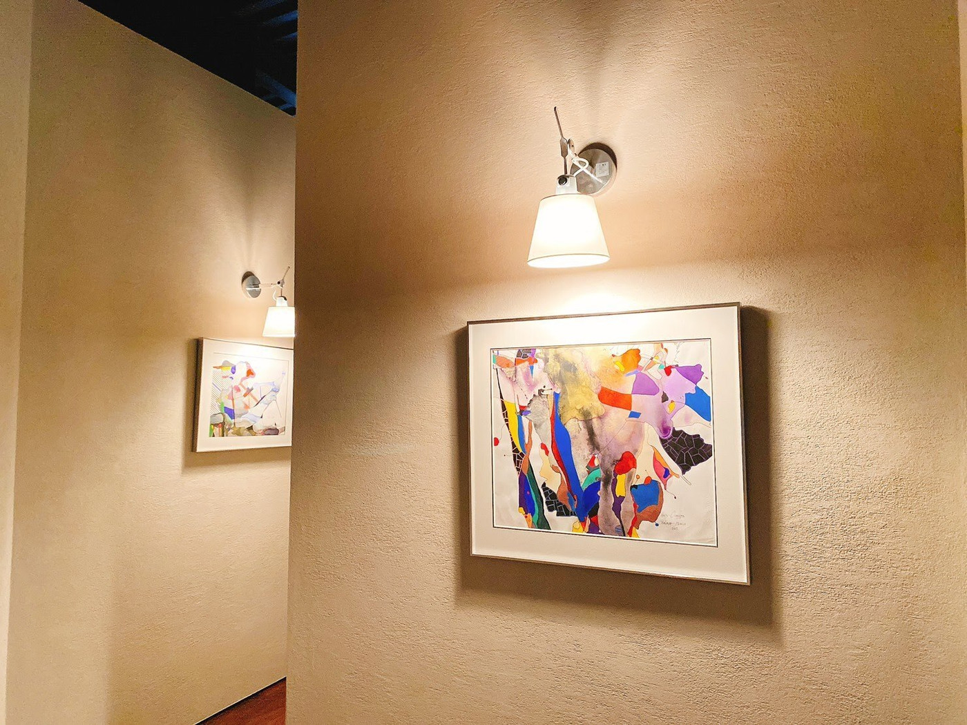 「atelier O-HUIS」 その他 169177077 廊下にも部屋にもオーウェンス氏の絵が飾られている