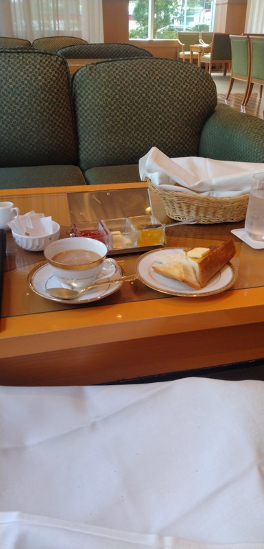 MIZARのトーストセットのパンがうまい。