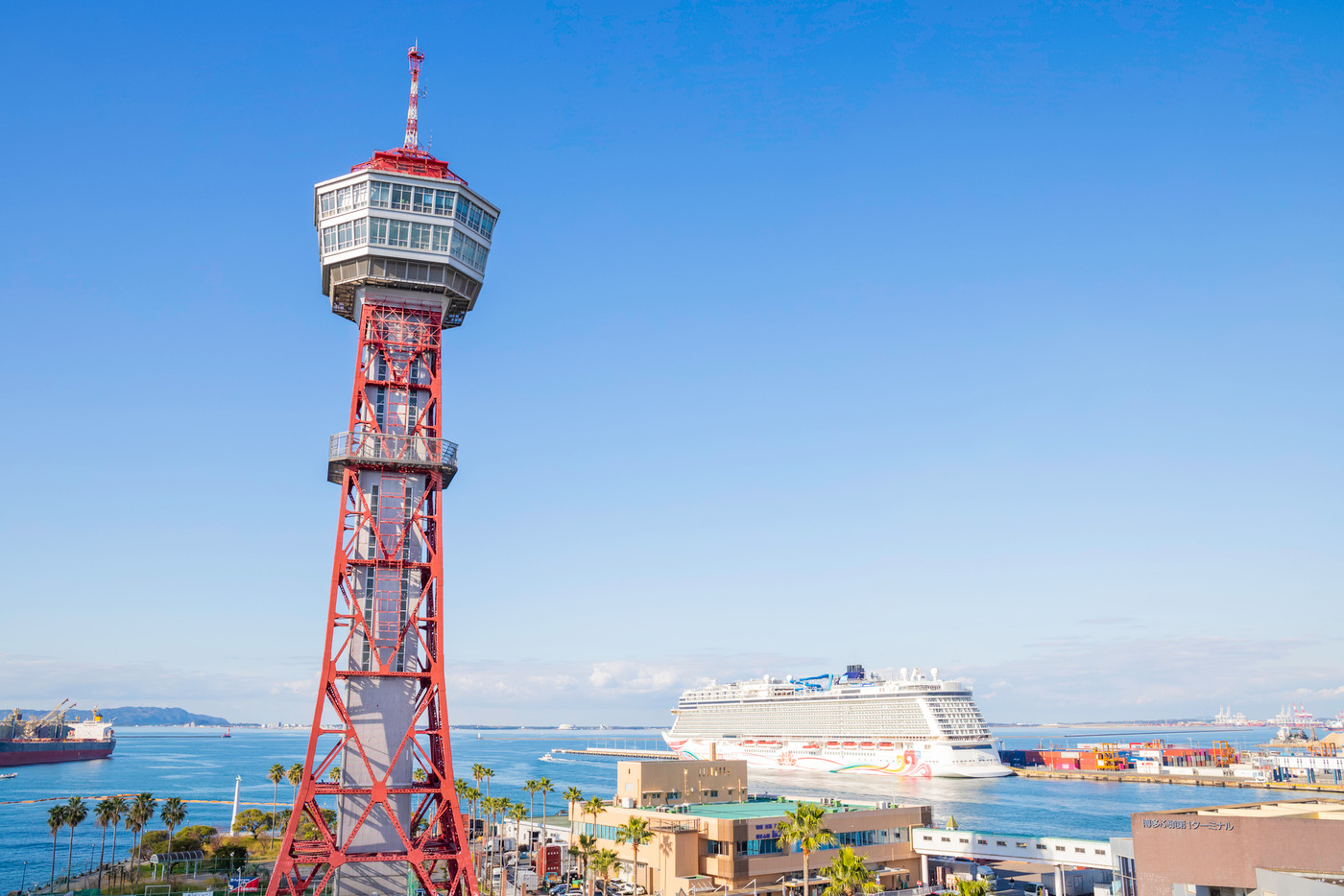 博多港のシンボル  博多ポートタワー