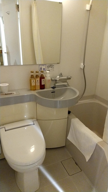 バスタブは男性には狭くバスルームにはダストボックスないです