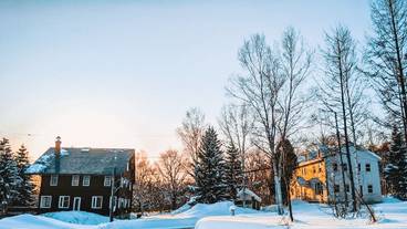 施設の正面 (日没後) / 2