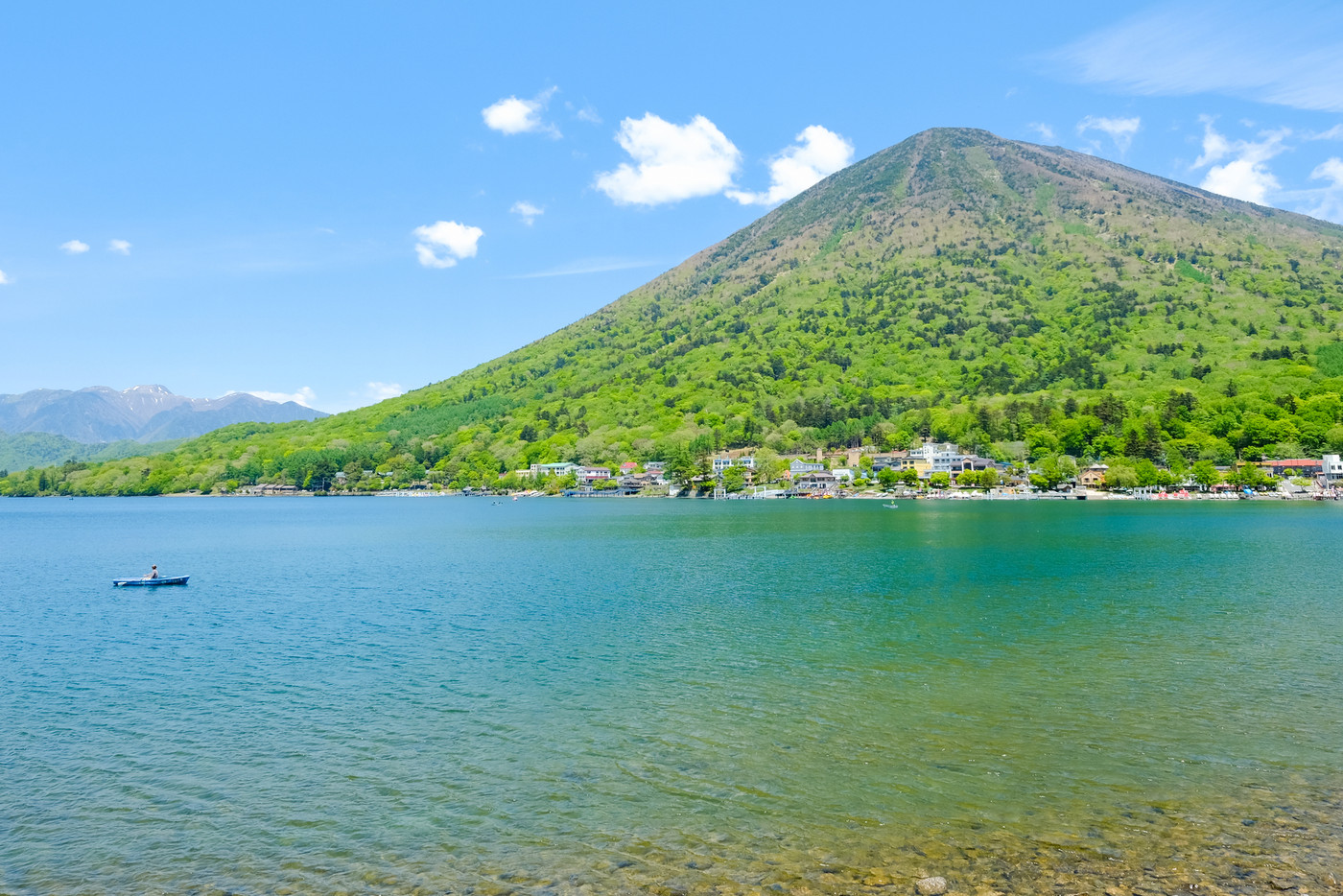 新緑の男体山と中禅寺湖