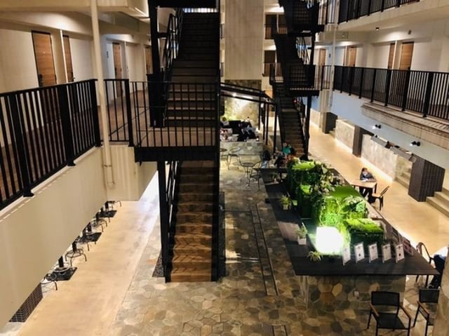 開放的な吹き抜けの中庭