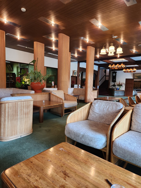 ロビー。古いが感じは悪くない。ただエアコンなし