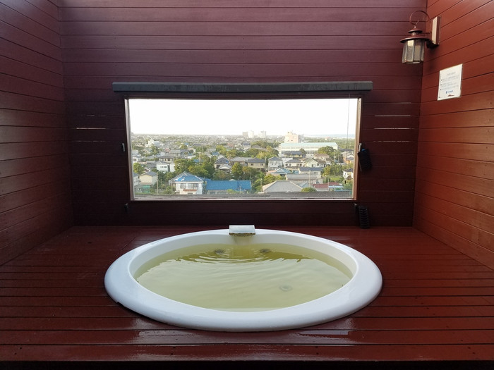 お湯が茶褐色なのは、白子温泉がヨードを含んでいるからだそう