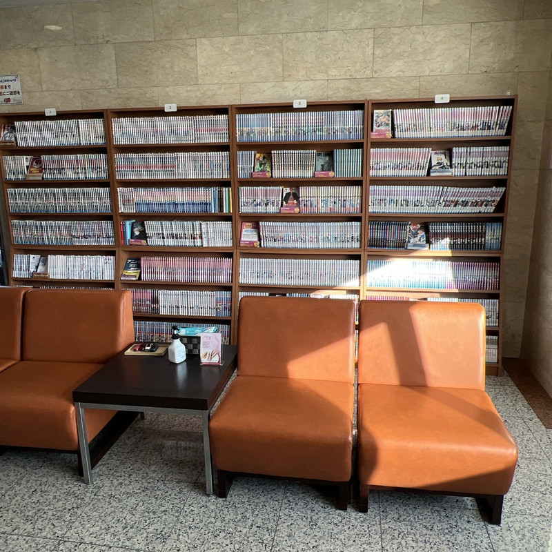 ロビーに大量のマンガ