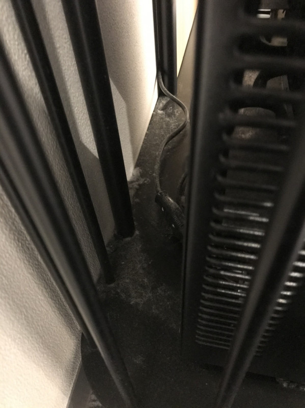 埃まみれの冷蔵庫裏