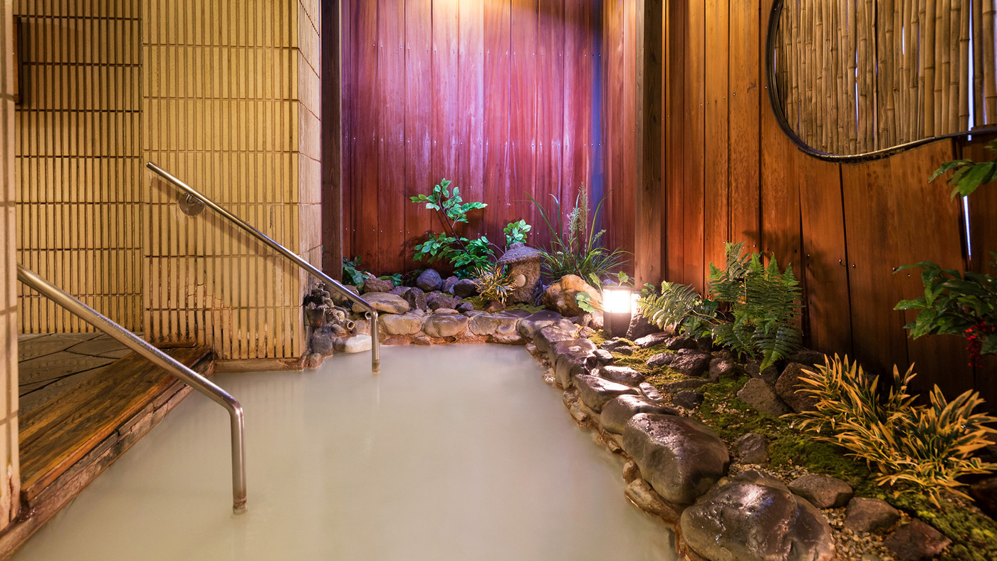 家族風呂で気兼ねなくゆっくりとくつろげる。4つの源泉が自慢のお宿3751442