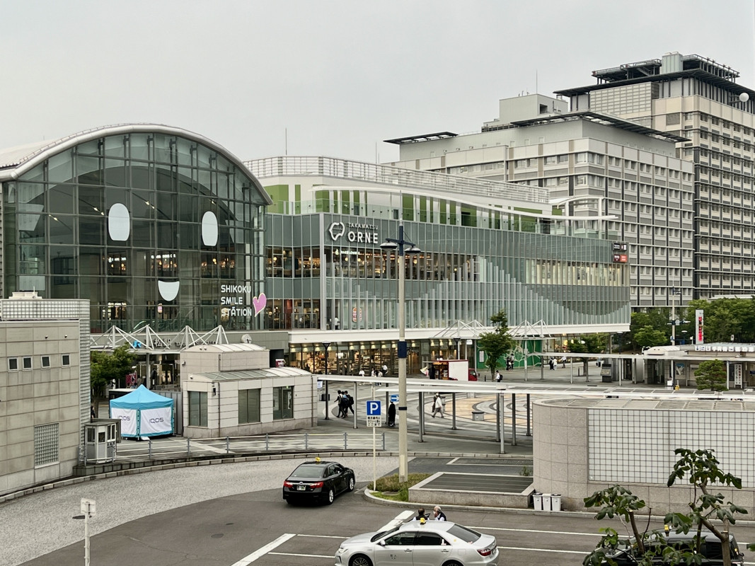 部屋から高松駅が見えていました