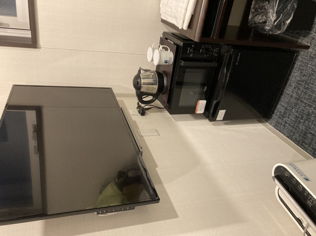 冷蔵庫、電子レンジ、湯沸かしポット、テレビ