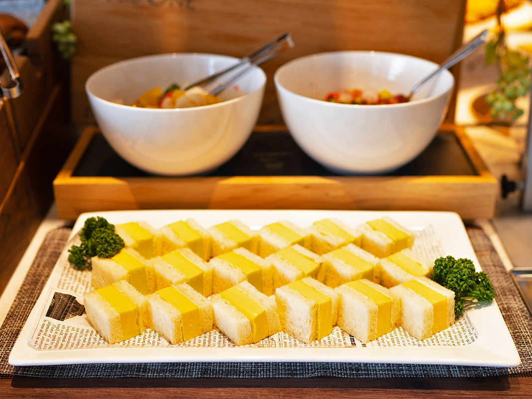 朝食ブッフェ 1階ベーカリーとコラボした厚焼きたまごサンド