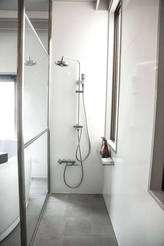 バスルームのシャワー