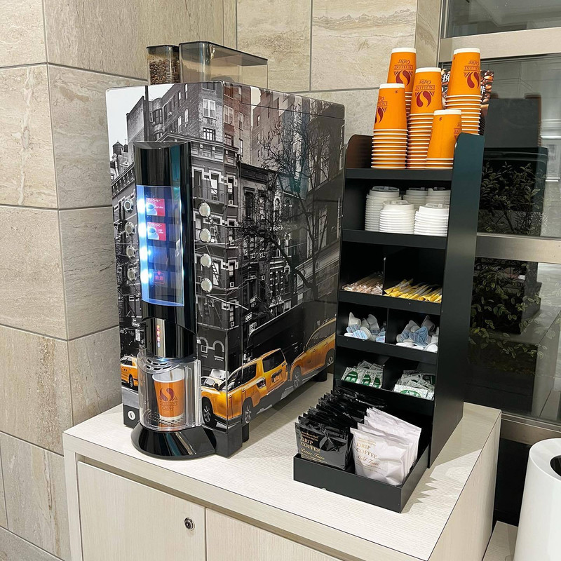 フロントにはドリンクのサービスも / 2