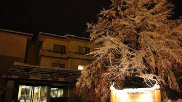 施設の正面 (日没後) / 3