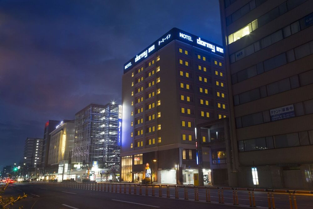 施設の正面 (日没後)