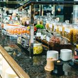 広々ダイニングで
色とりどりの朝食
 / 2