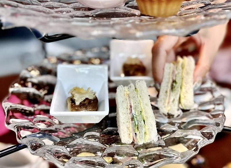 目から幸せになる
アフタヌーンティーを / 3