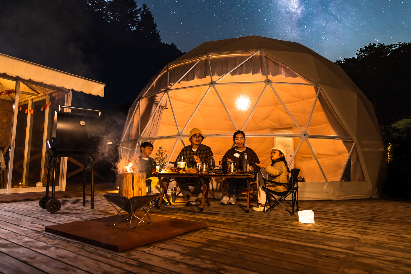 グランピングを楽しむ家族