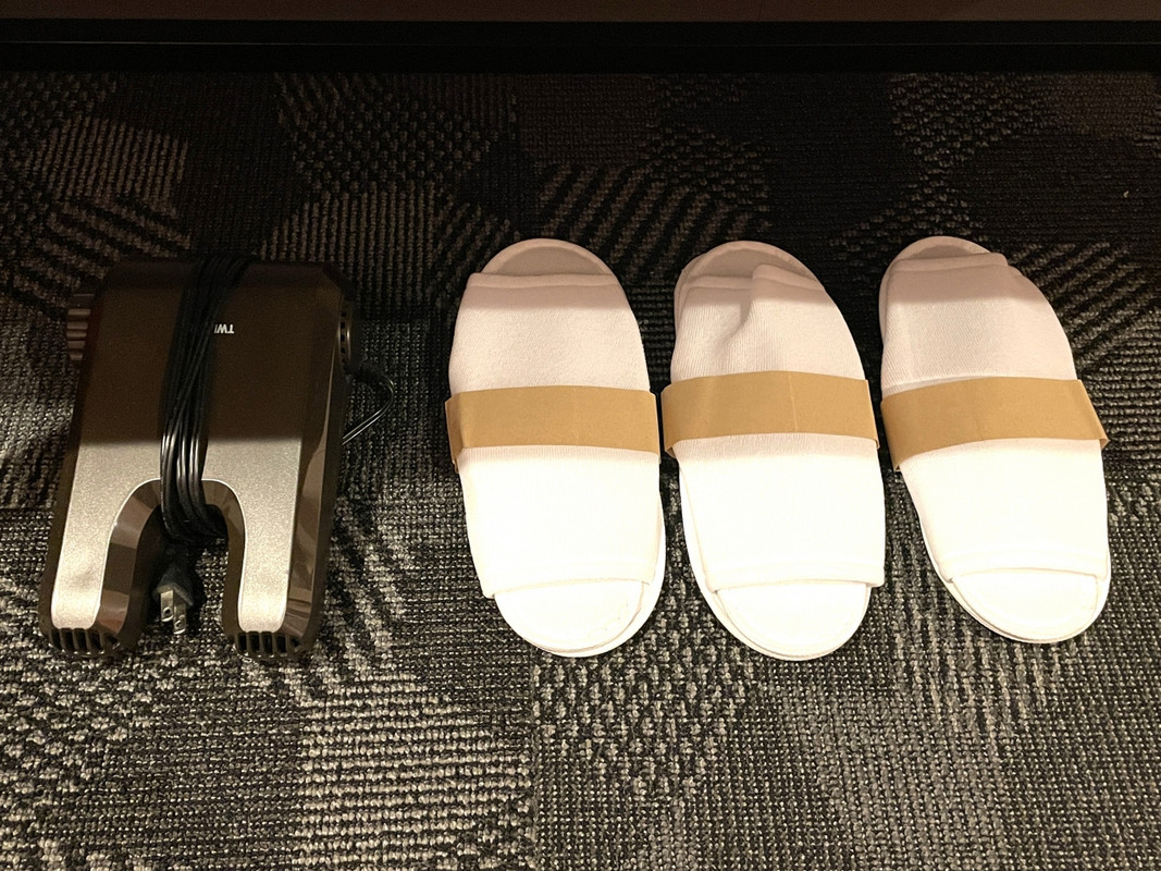 大人用の使い捨てスリッパは用意されているが、子供用は1階で