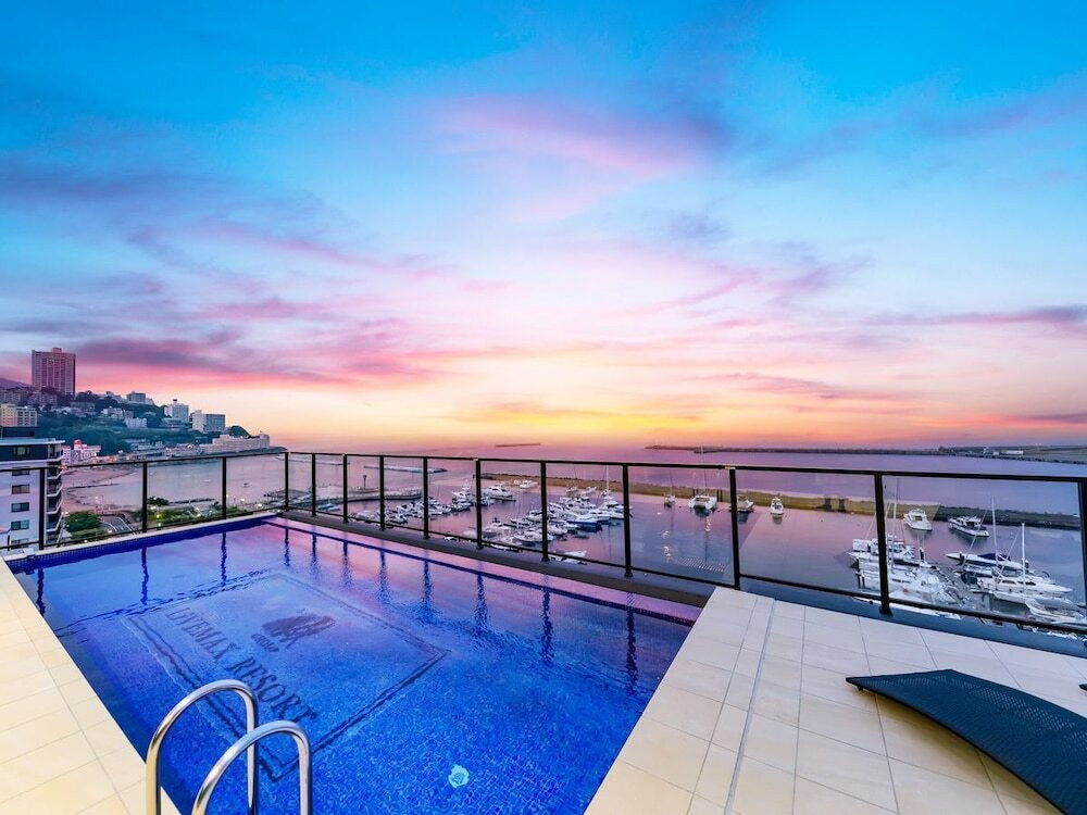 まるで海外のホテルみたい！屋上にあるインフィニティプール4042967