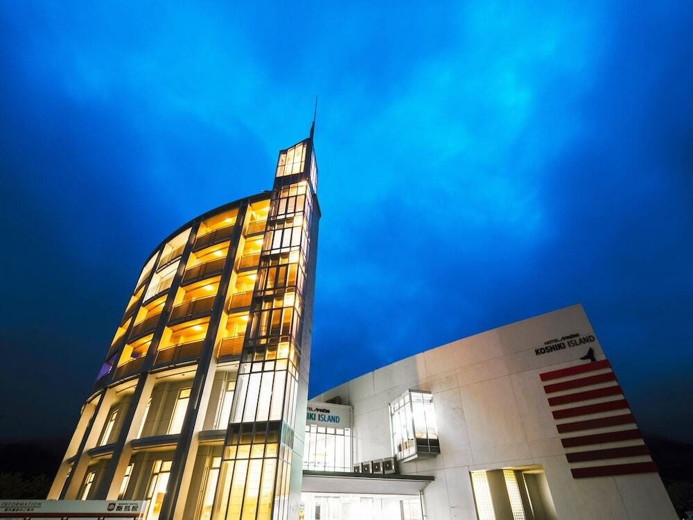 施設の正面 (日没後)