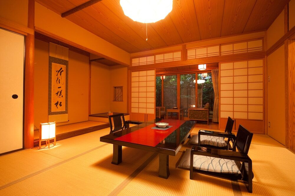 木々に囲まれた、数寄屋造りの宿3927300