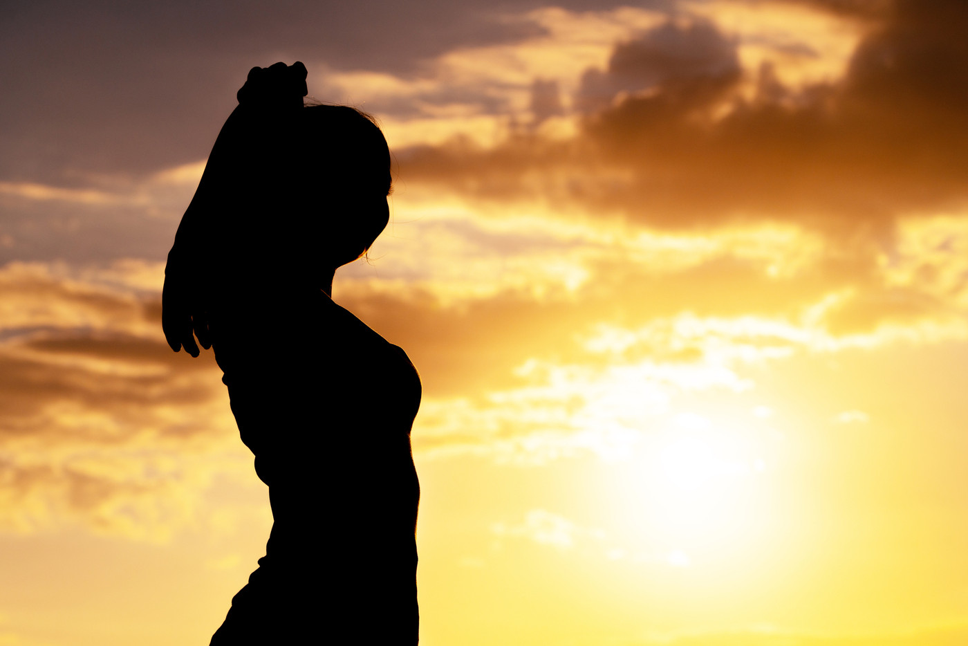 女性の健康イメージ 夕日の背景
