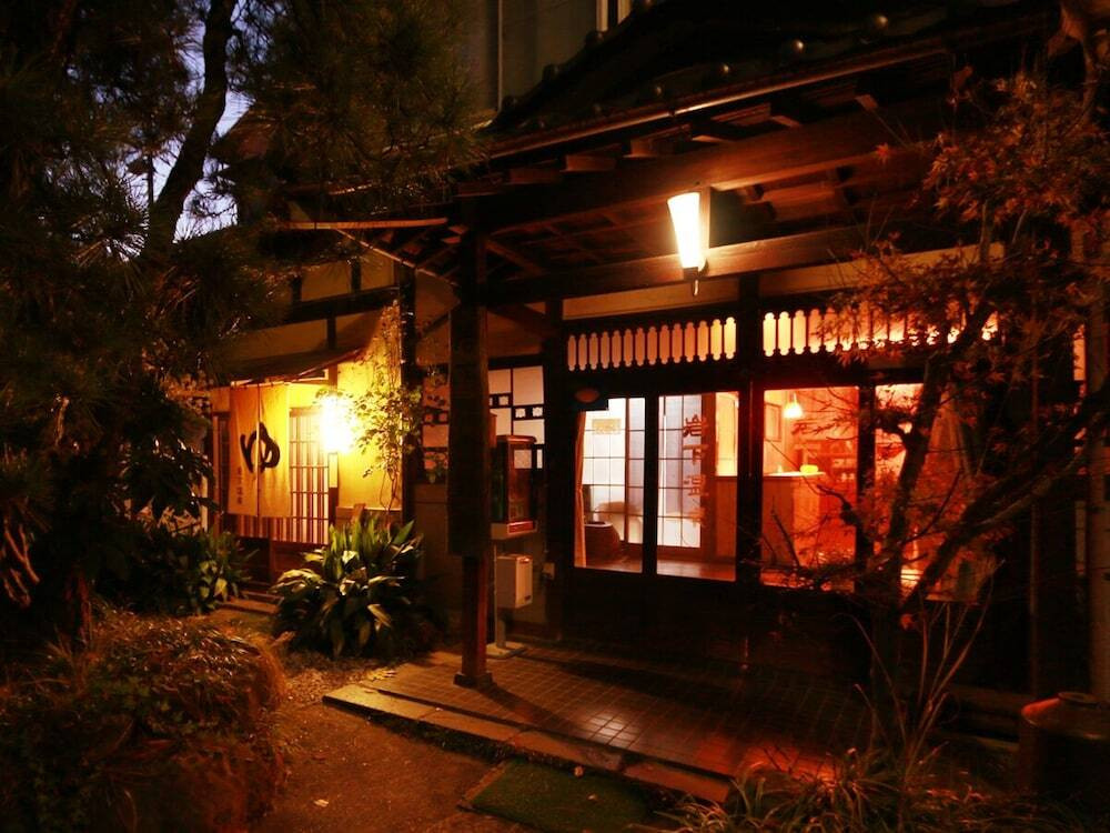 囲炉裏を囲んで味わう甲州料理はワインとの相性◎4065879