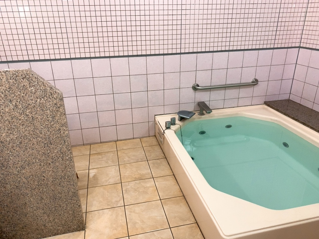 狭いが、大浴場あり