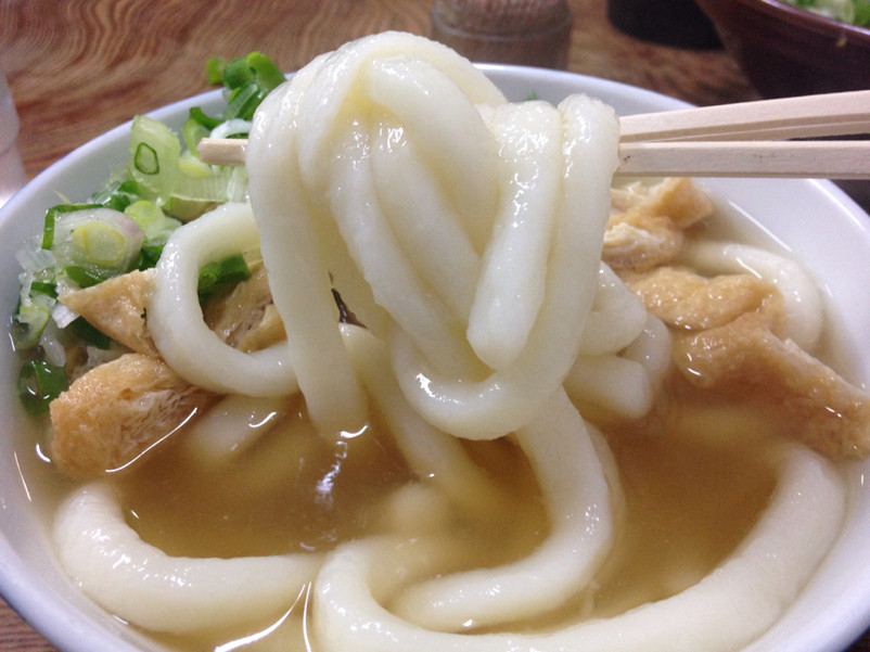 「みやけうどん」料理 754138 ふわっとやわ麺。以前はもっと太いときもあったとか。