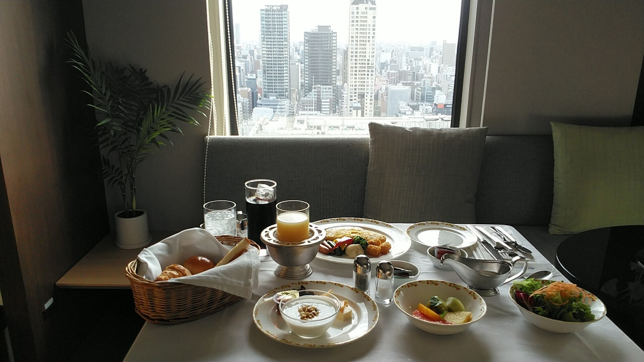 ルームサービスの朝食