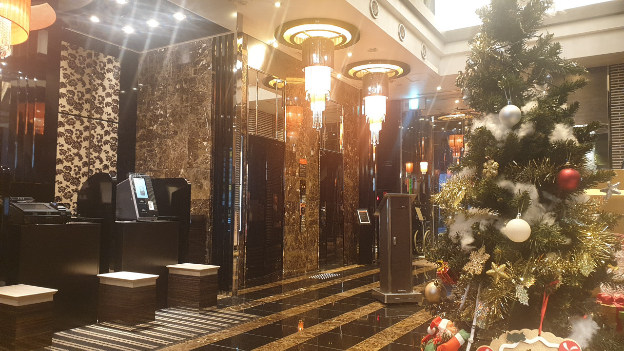 クリスマス仕様のロビー。キータッチしてエレベーターに乗る。