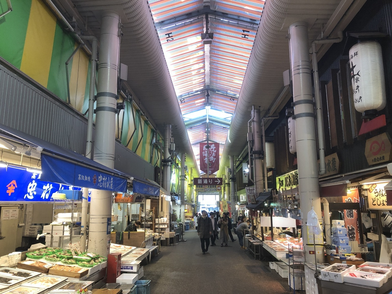 金沢市中心部にある活気いっぱいの市場1884314