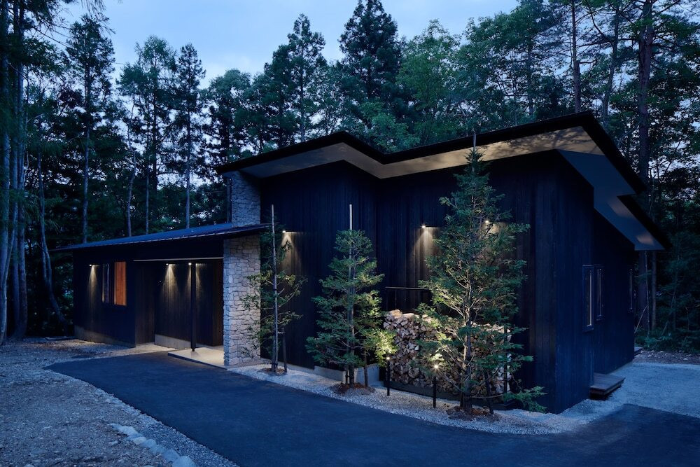 施設の正面 (日没後)