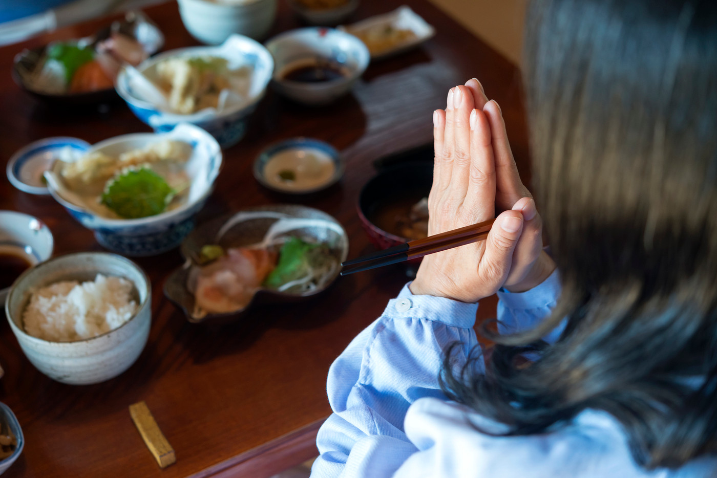 旅館で懐石料理を食べるシニア男性